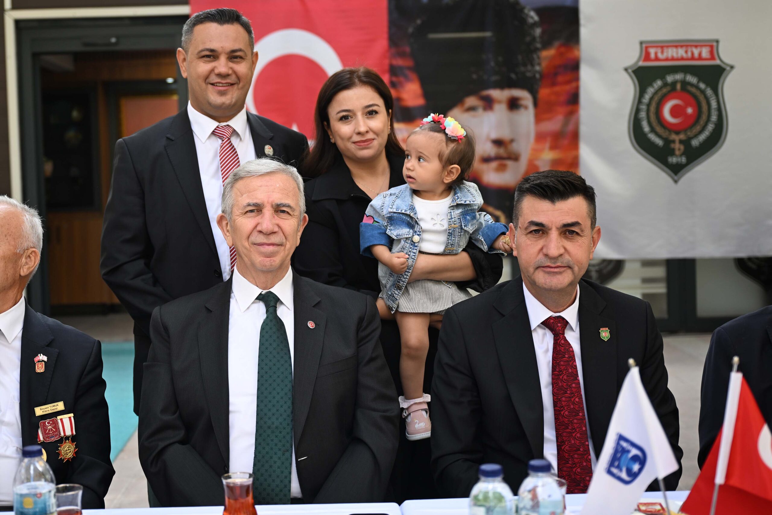 MANSUR YAVAŞ GAZİ VE ŞEHİT YAKINLARIYLA BULUŞTU