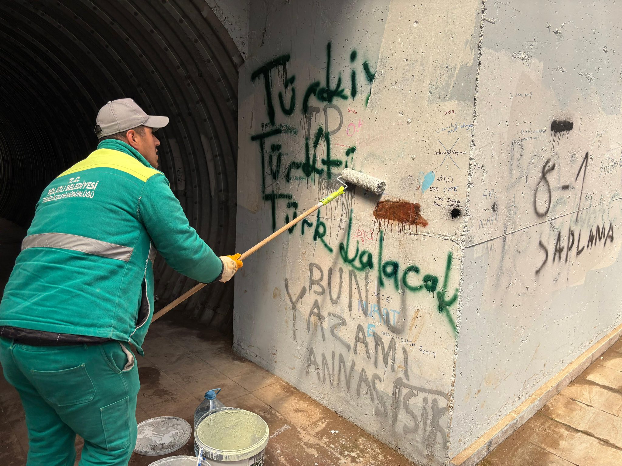 Polatlı’daki Tren Yolu Alt Geçidindeki Yazılar Temizlendi