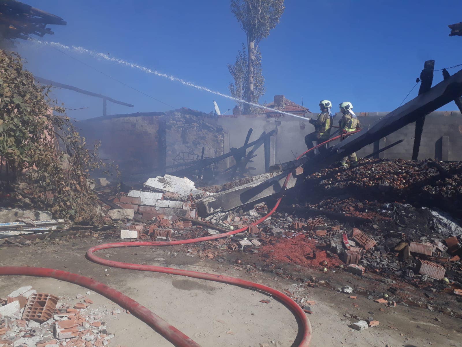 ÖMERLER MAHALLESİNDE YANGIN