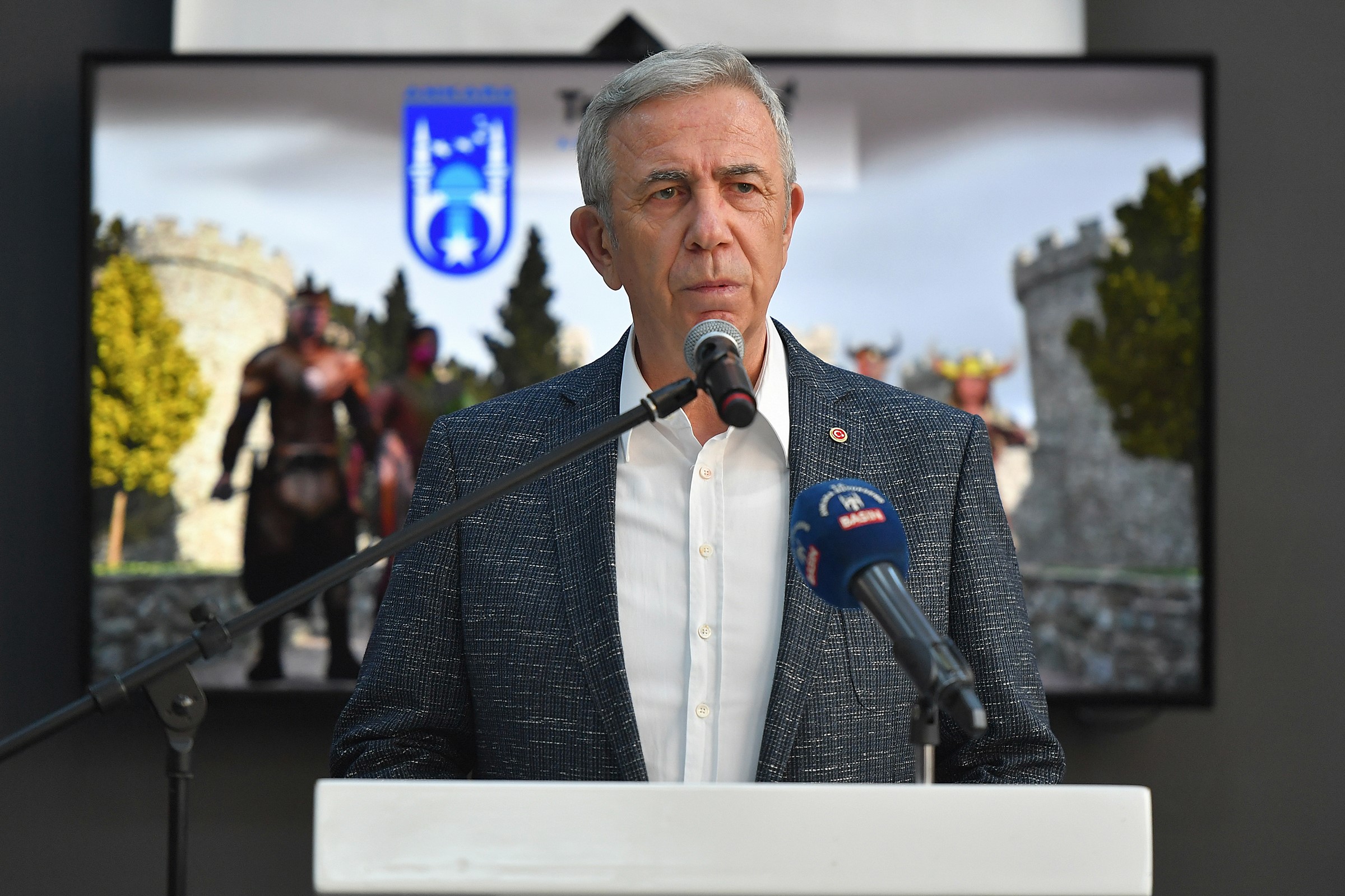 MANSUR YAVAŞ TECHBRİDGE AKADEMİ SERTİFİKA TÖRENİNDE GENÇLERLE BULUŞTU