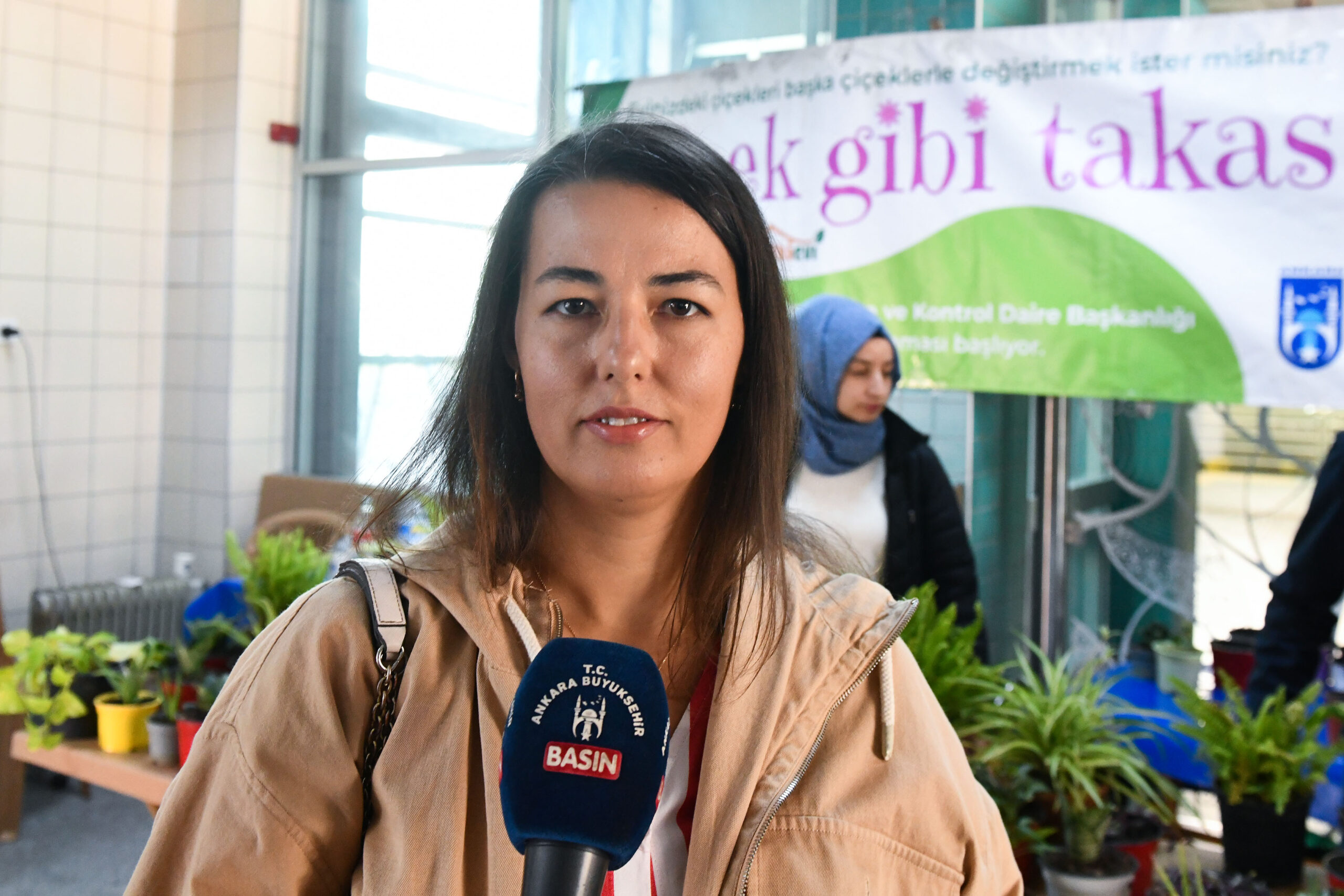 10 BİN ÇİÇEK TAKAS EDİLDİ: METRO İSTASYONLARINDA ÇİÇEK TAKASI DEVAM EDİYOR