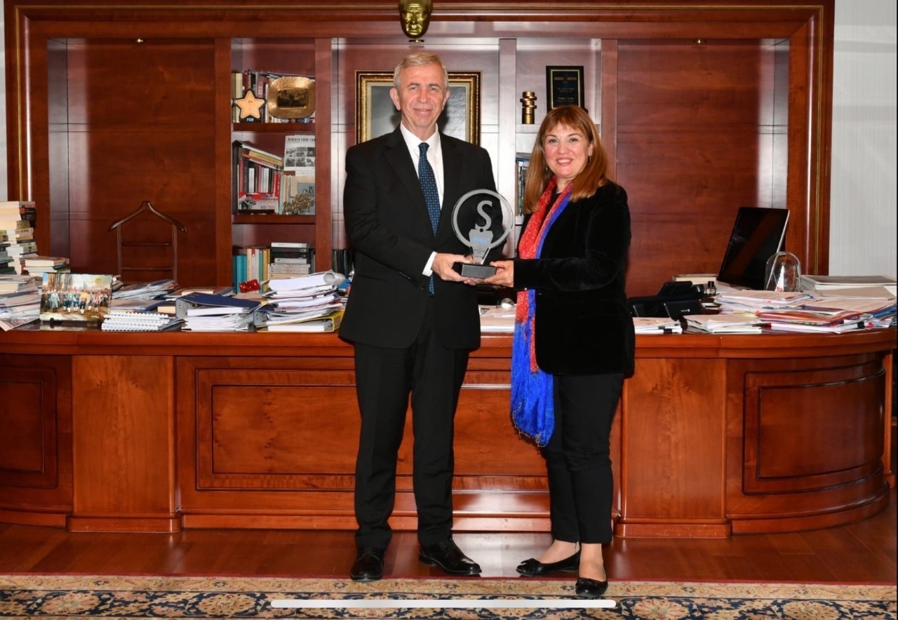 ŞEFFAFLIK ÖDÜLÜ YUVASINDA: ABB BAŞKANI MANSUR YAVAŞ’A ŞEFFAFLIK ÖDÜLÜ TAKDİM EDİLDİ