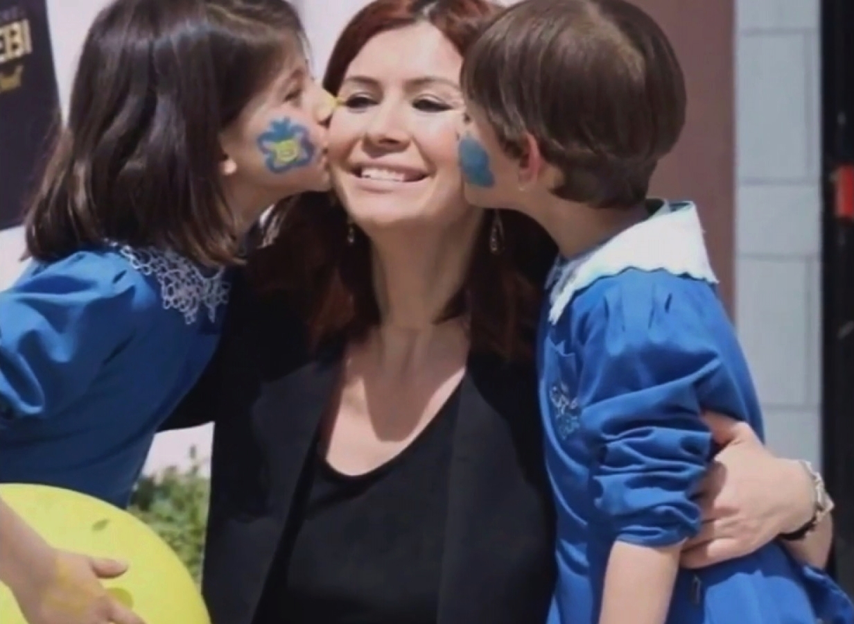 Bir Kadın; 32 Kütüphane Kurdu