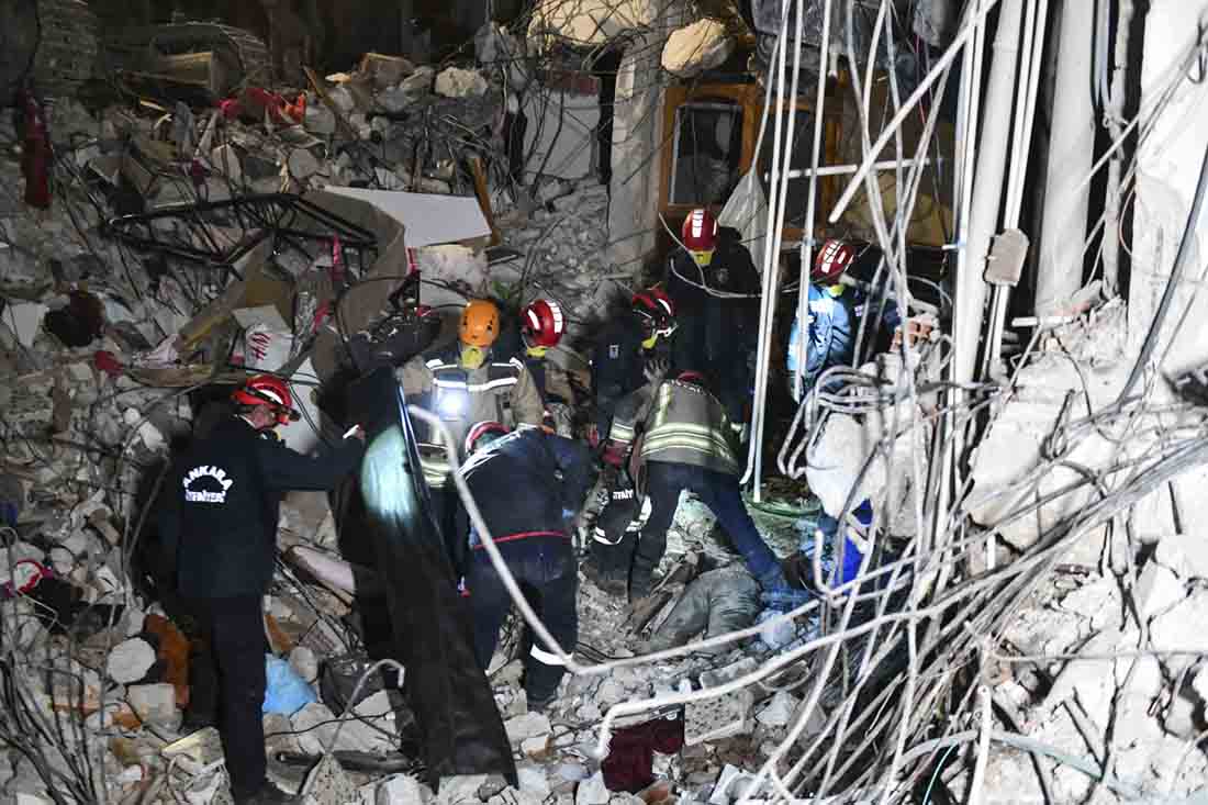 ANKARA İTFAİYESİ 420 VATANDAŞI ENKAZ ALTINDAN KURTARDI