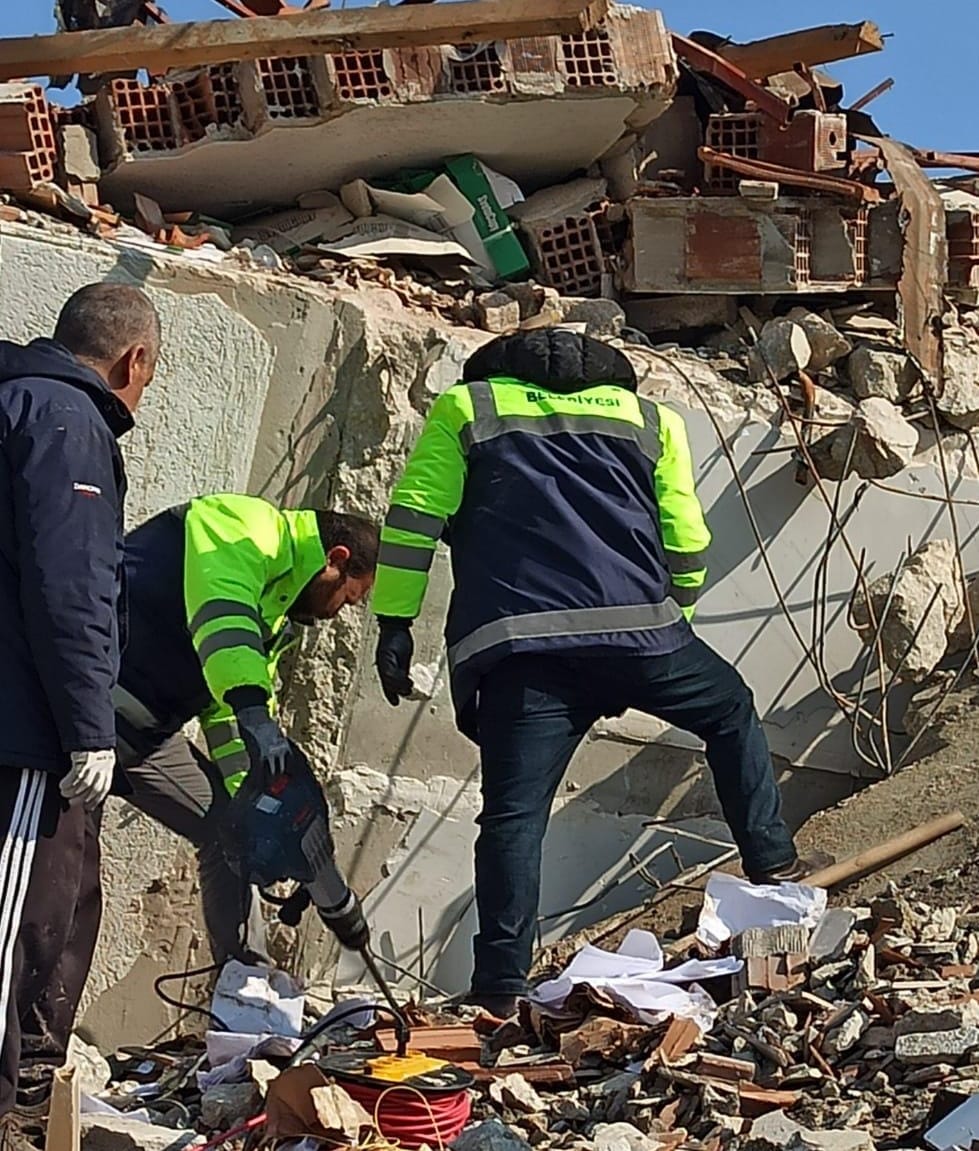 ANKARA BÜYÜKŞEHİR’İN EKİPLERİ DEPREM BÖLGESİNDE YARALARI SARMAYA DEVAM EDİYOR