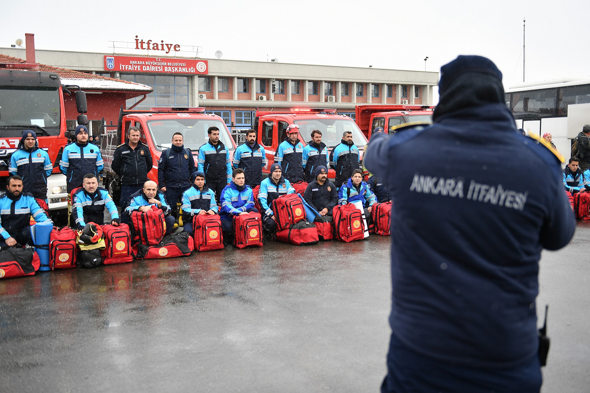 ANKARA BÜYÜKŞEHİR’DEN DEPREM SEFERBERLİĞİ: DESTEKLER EVDEN ALINIYOR