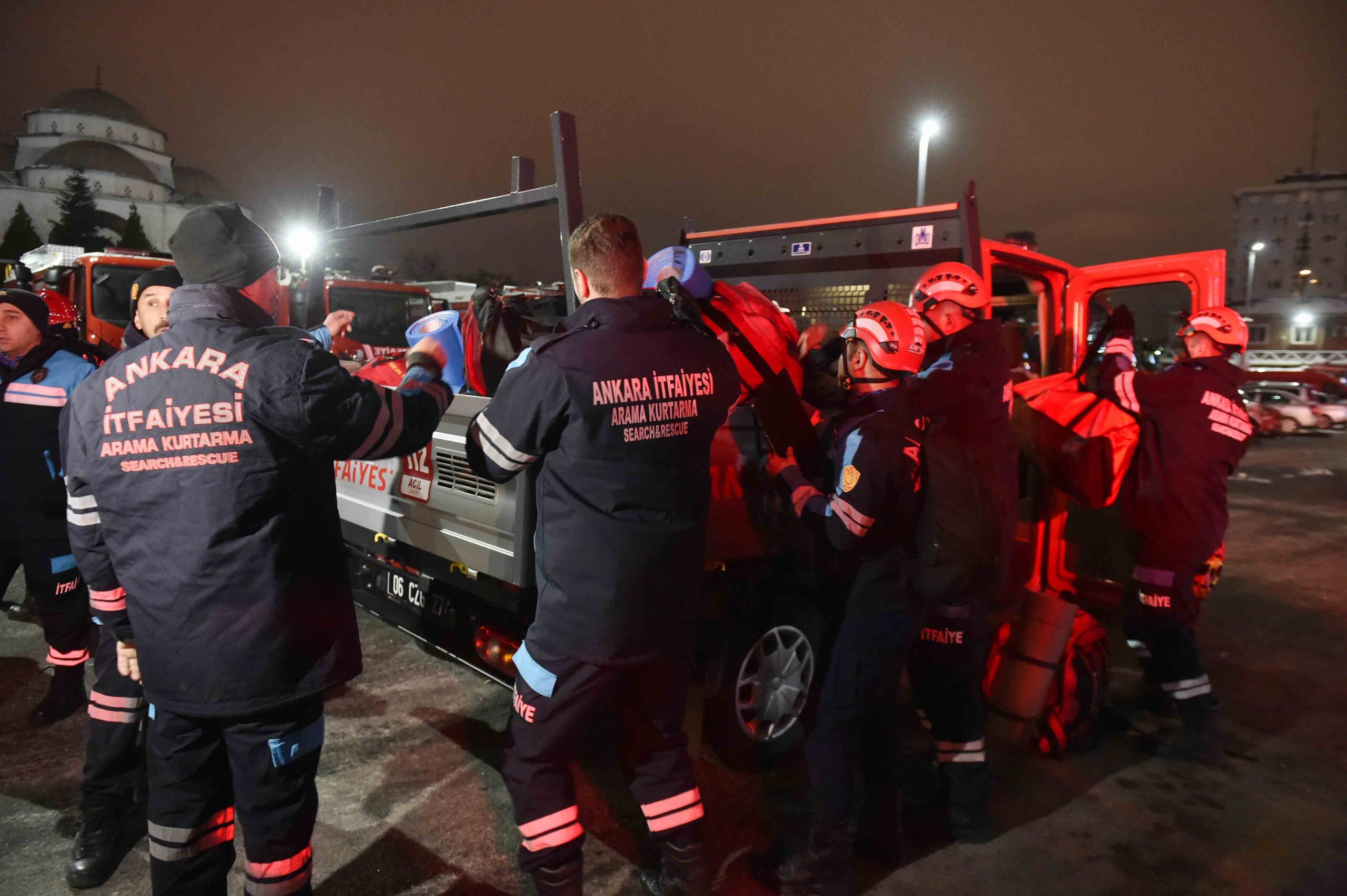 MANSUR YAVAŞ: “AFETİN YARALARINI SARMAK İÇİN ARALIKSIZ ÇALIŞACAĞIZ”