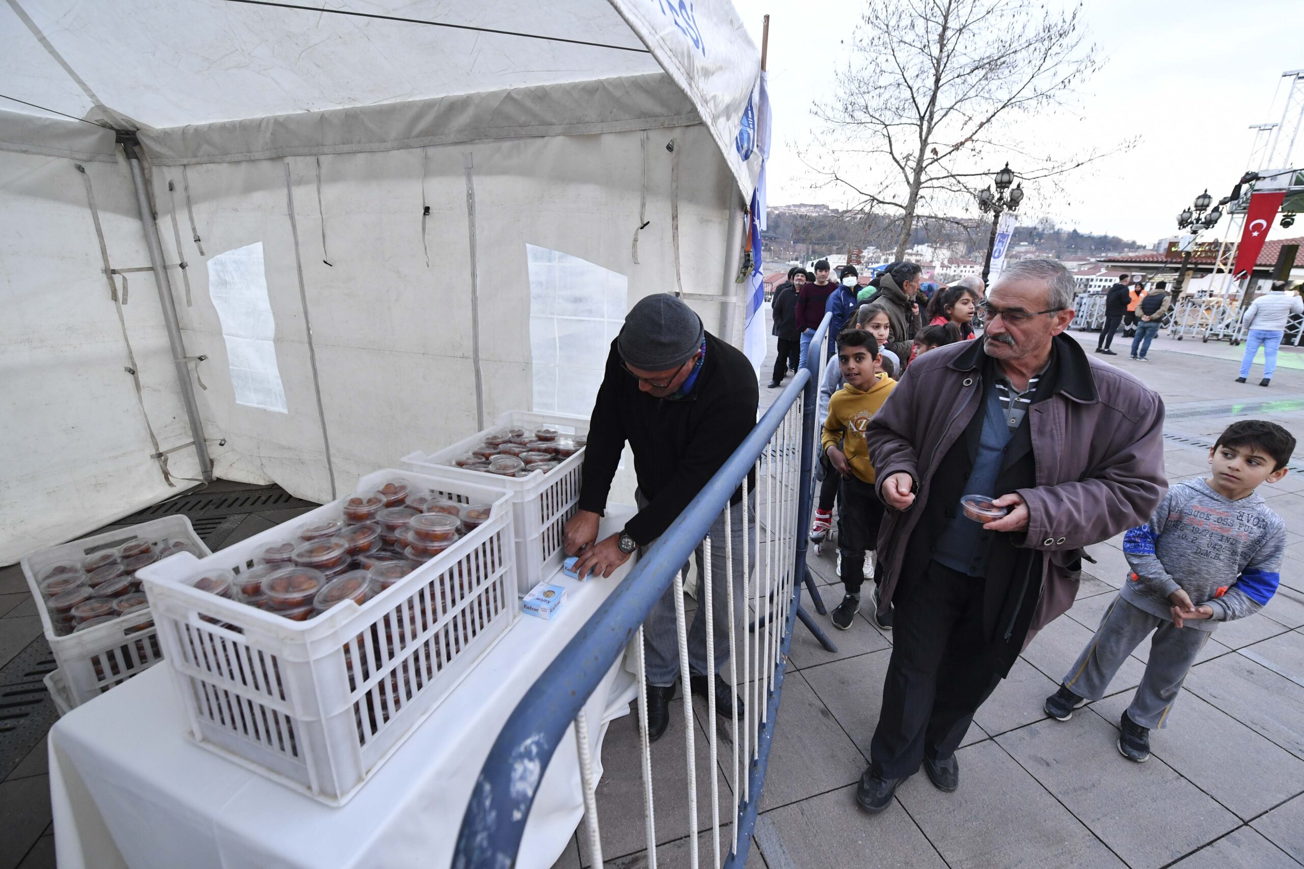 BAŞKENTTEKİ DEPREMZEDELERE İFTAR SOFRASI