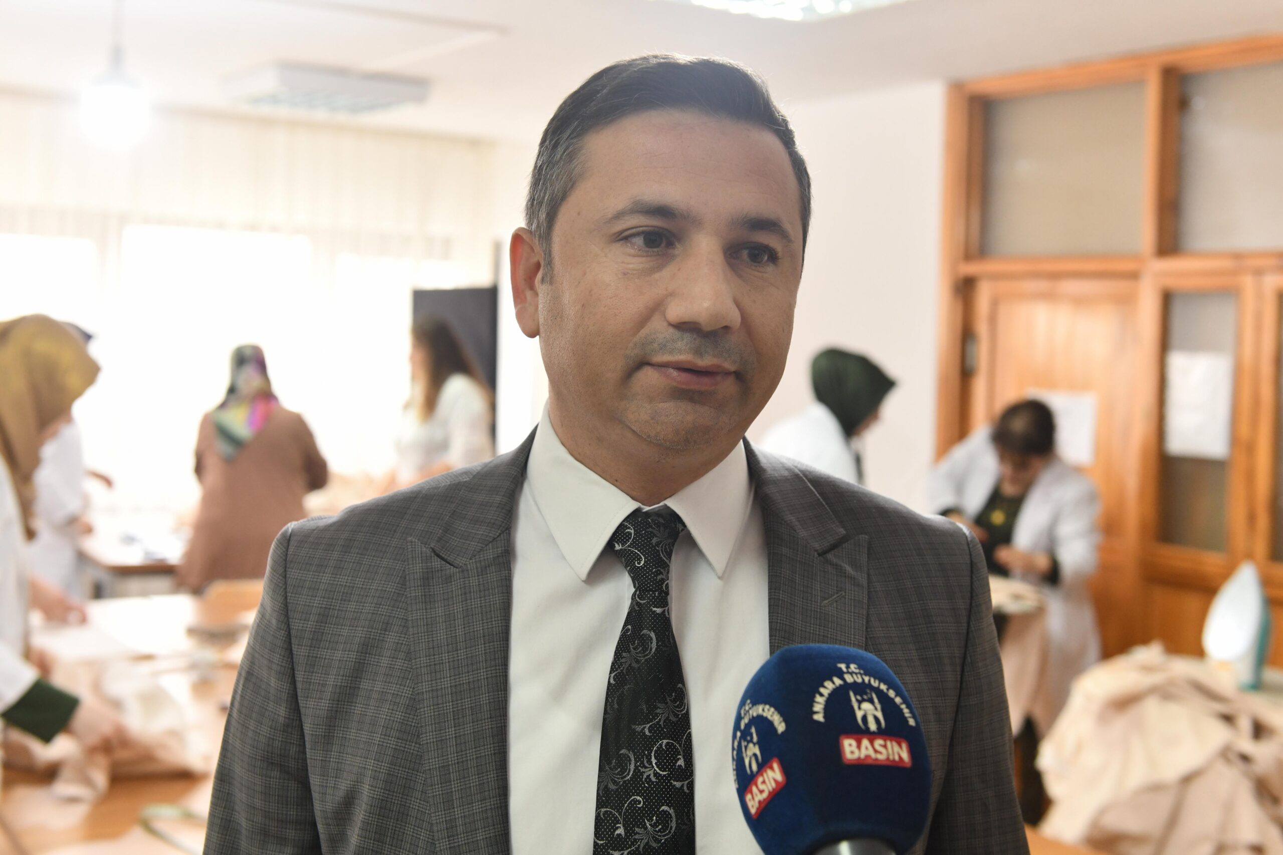 ANKARA BÜYÜKŞEHİRİN BELMEK KURSLARINDA DEPREMZEDE VATANDAŞLAR İÇİN NEVRESİM TAKIMI DİKİLİYOR