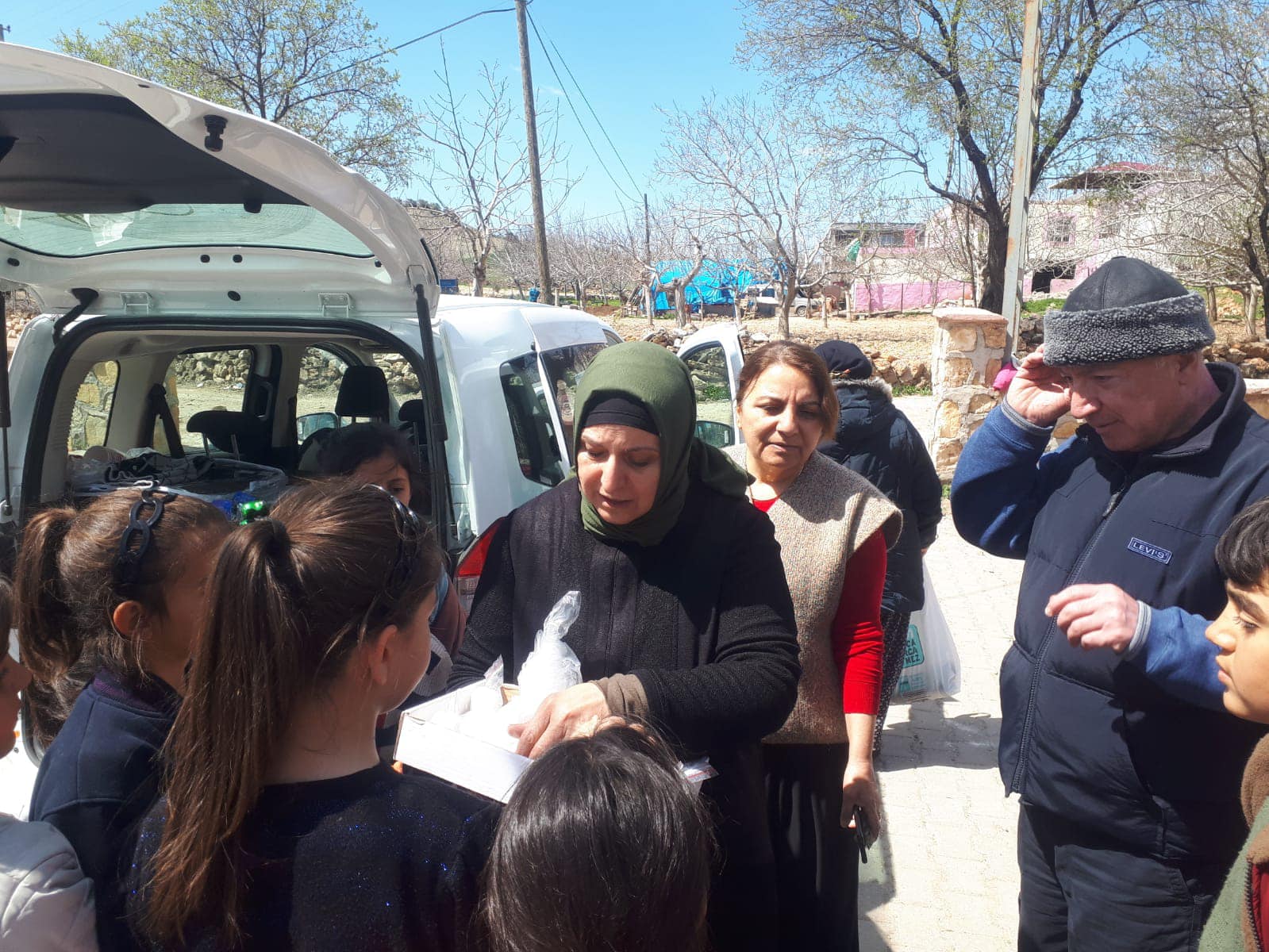 AK PARTİ DEPREMZEDE AİLELERE İFTAR YEMEĞİ VERDİ