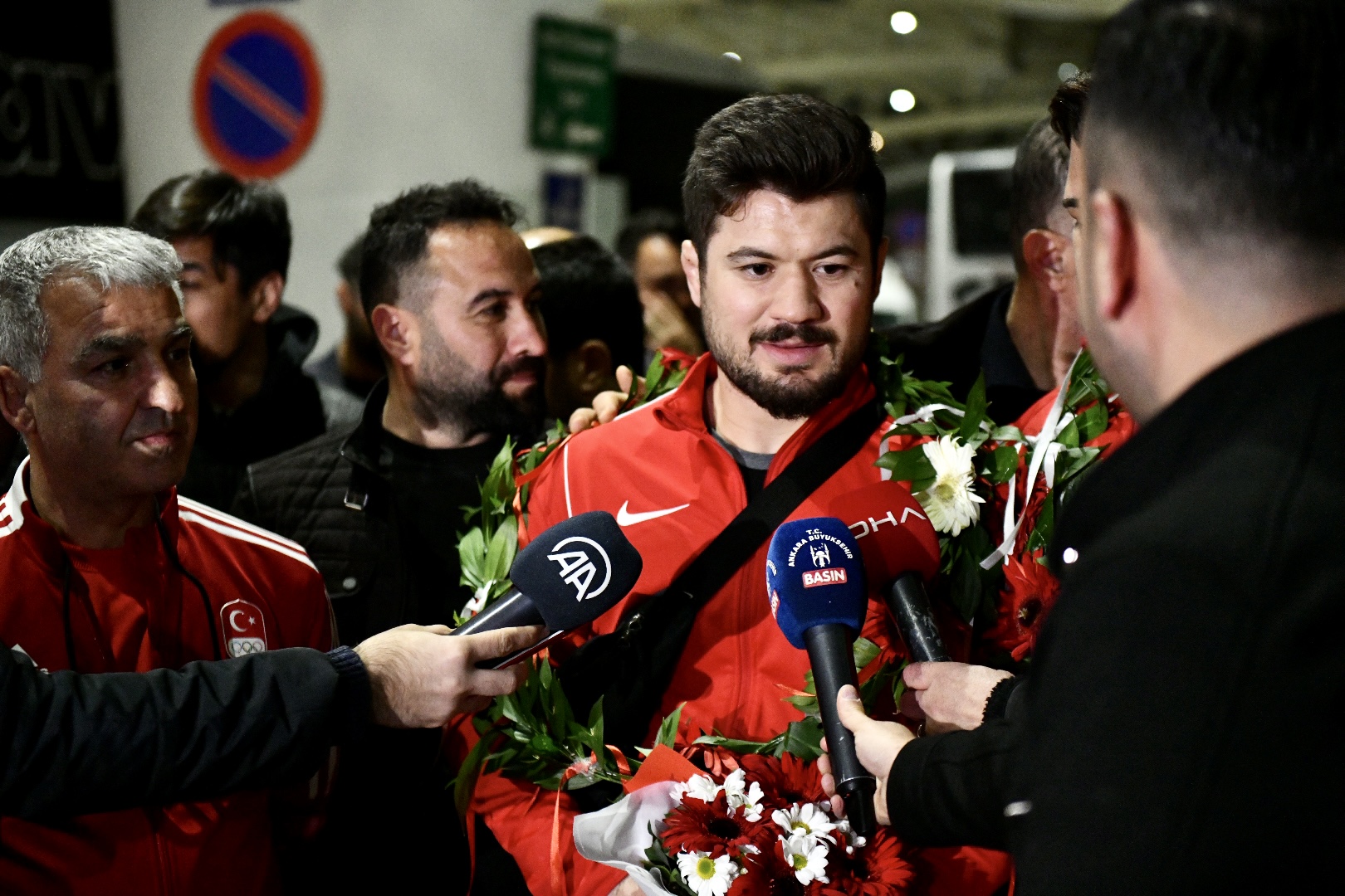 ASKİ SPORLU MİLLİ GÜREŞÇİLERE ESENBOĞA HAVALİMANI’NDA COŞKULU KARŞILAMA