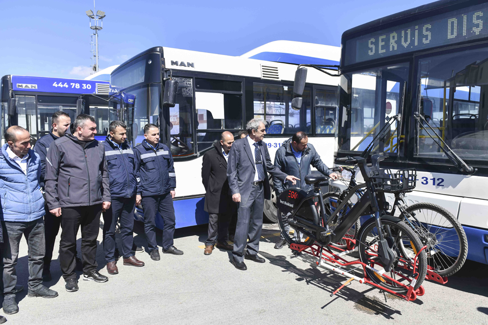 ANKARA BÜYÜKŞEHİR BELEDİYESİNDEN EGO OTOBÜSLERİNE BİSİKLET TAŞIMA APARATI