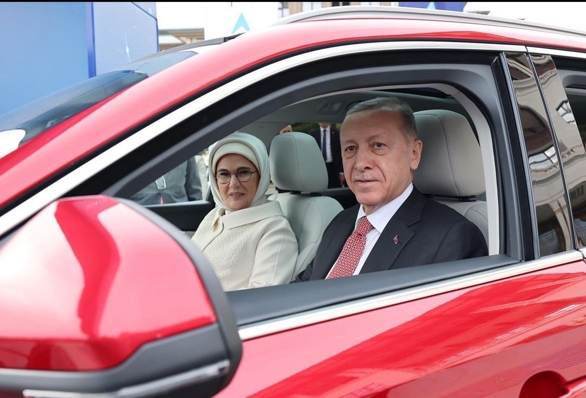 Üretilen ilk TOGG Cumhurbaşkanı Erdoğan’a teslim edildi