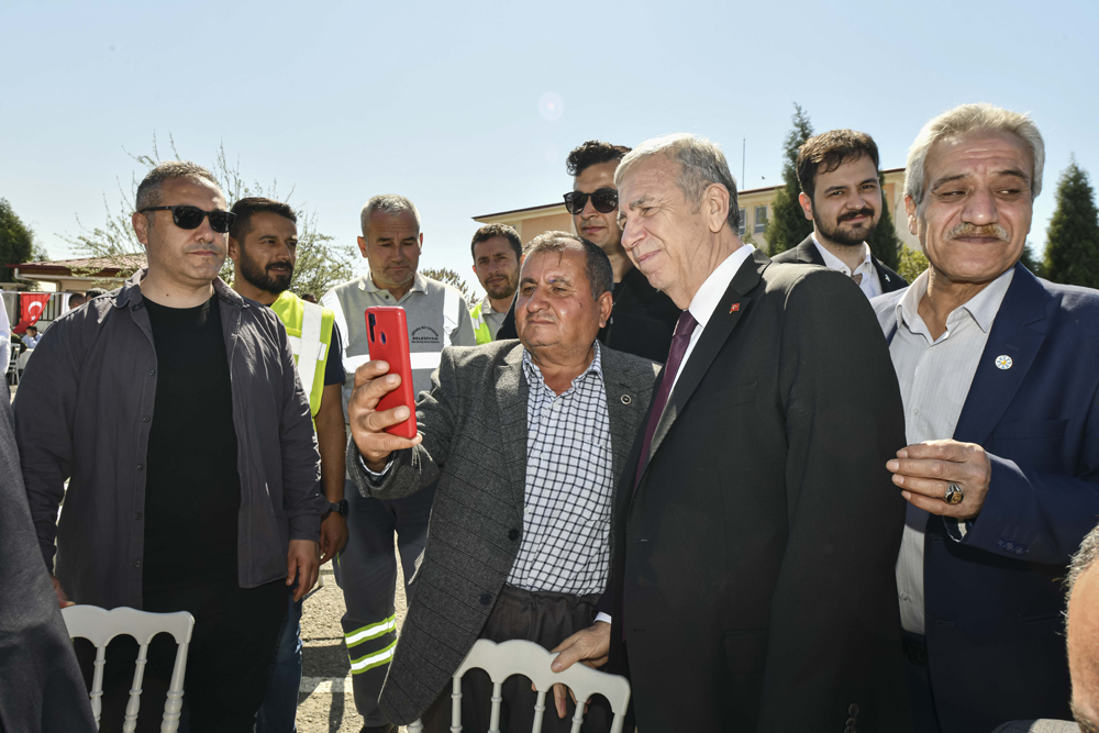 MANSUR YAVAŞ BAYRAMDA KAHRAMANMARAŞLI DEPREMZEDELERLE BULUŞTU