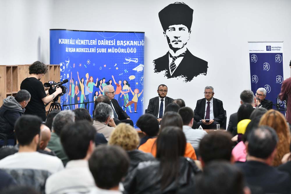 SÖYLEŞİYE ÇEŞİTLİ İLLERDEN GELEN 75 ÖĞRENCİ KATILDI