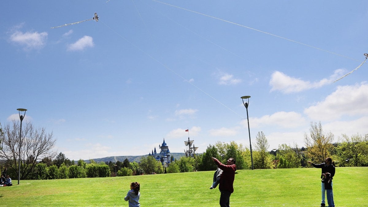 UÇURTMALAR GÖÇMEN KUŞLAR İÇİN GÖKYÜZÜNDE