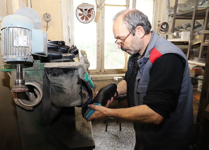 EL İŞÇİLİĞİ AYAKKABICILIK FABRİKASYONA YENİK DÜŞTÜ