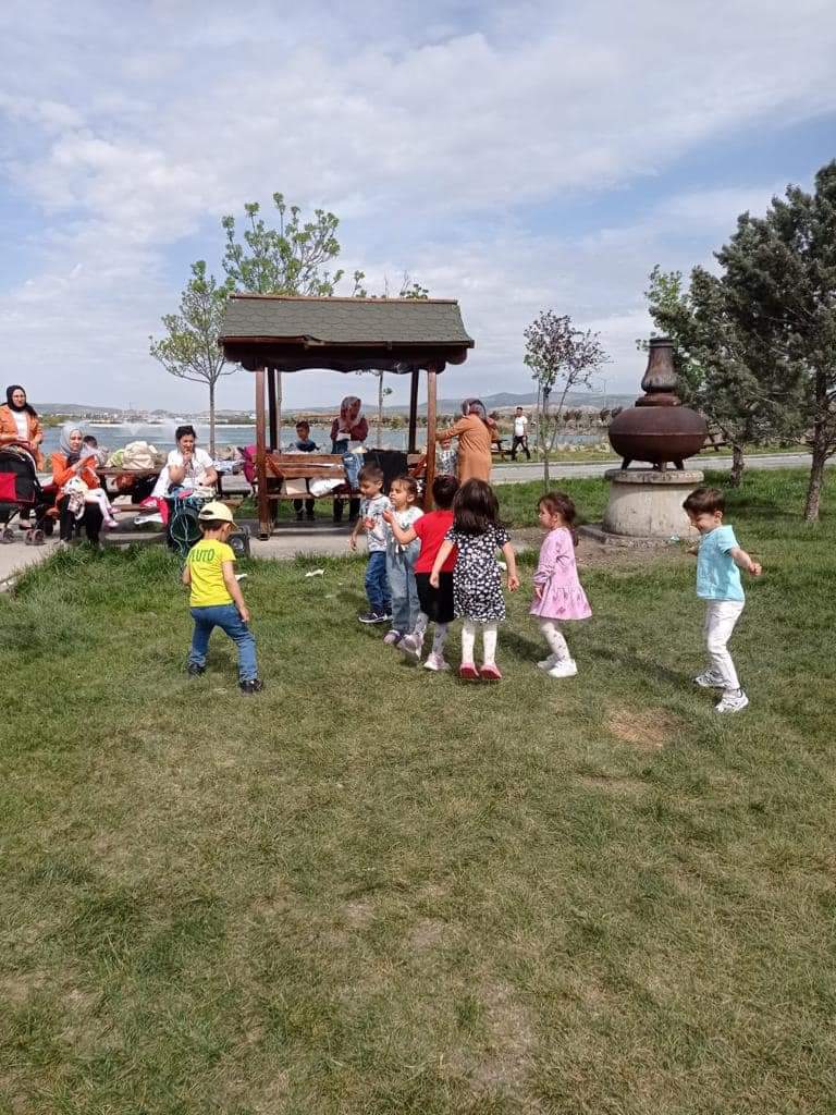 ÇOCUKLAR, TEMELLİ ANNE ÇOCUK OYUN EVİNDE VAKİT GEÇİRİYOR