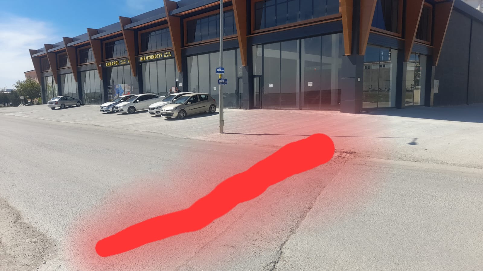 EMİRHAN CADDESİ ESNAFI HIZDAN ŞİKAYETÇİ!