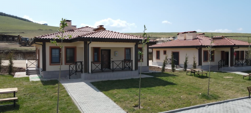 HAK SAHİBİ DEPREMZEDELERE KALICI KÖY EVLERİ TESLİM EDİLİYOR