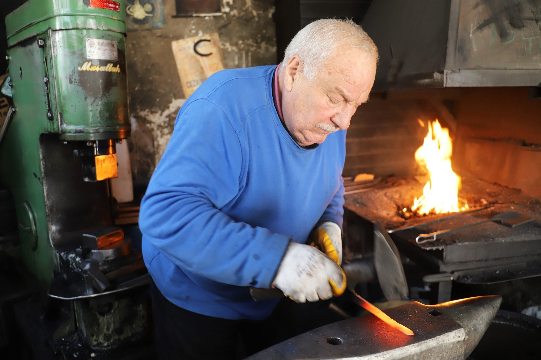 SICAK DEMİR USTASI ESKİTOROS, DEMİRE 50 YILDIR ŞEKİL VERİYOR