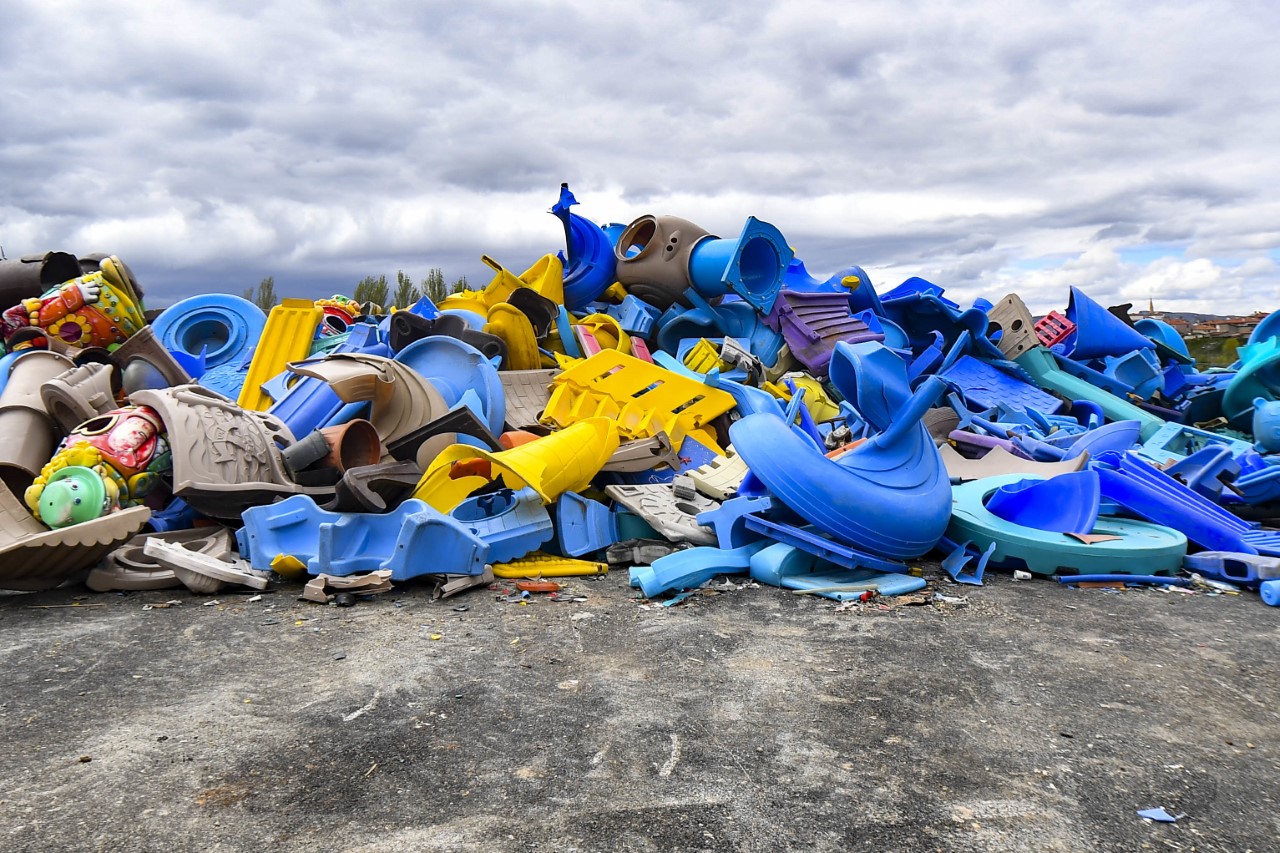 ATIK PLASTİKLER DAMLAMA SULAMA BORUSU OLUYOR  