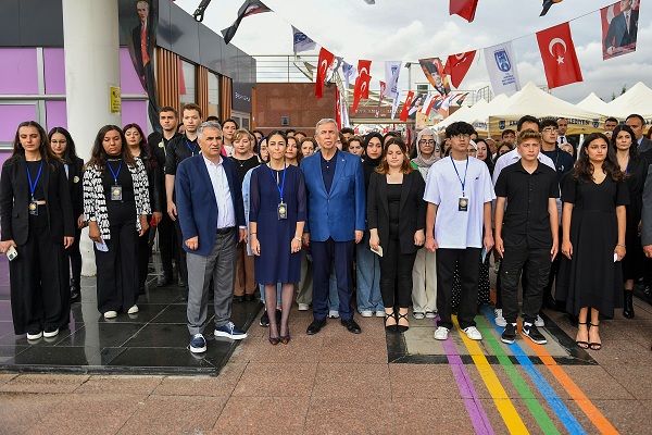 MANSUR YAVAŞ GÖKKUŞAĞI YABANCI DİL EĞİTİM MERKEZİ SERTİFİKA TÖRENİNDE GENÇLERLE BULUŞTU