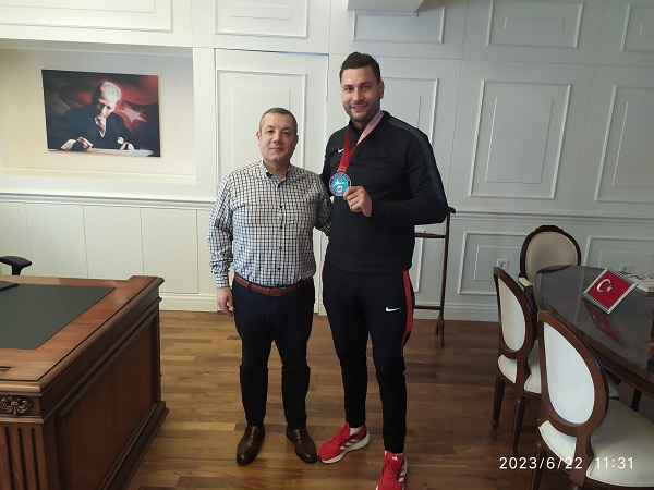 POLATLI KAYMAKAMI MURAT BULACAK  MİLLİ SPORCUMUZ SELMAN YÜCEL’İ MAKAMINDA TEBRİK ETTİ