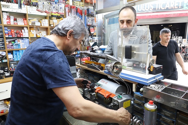 Ankaralı Anahtarcı Demirdöven, dede mesleğini 50 yıldır sürdürüyor