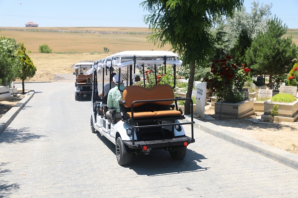 BAŞKAN YILDIZKAYA ŞEHİR MEZARLIĞI’NDA ELEKTRİKLİ ARAÇLAR İLE KABİR ZİYARETİ HİZMETİNİ BAŞLATTI