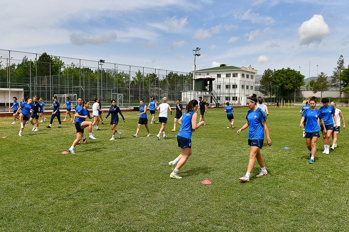 FOMGET KADIN FUTBOL TAKIMI ŞAMPİYONLUK YOLUNDA