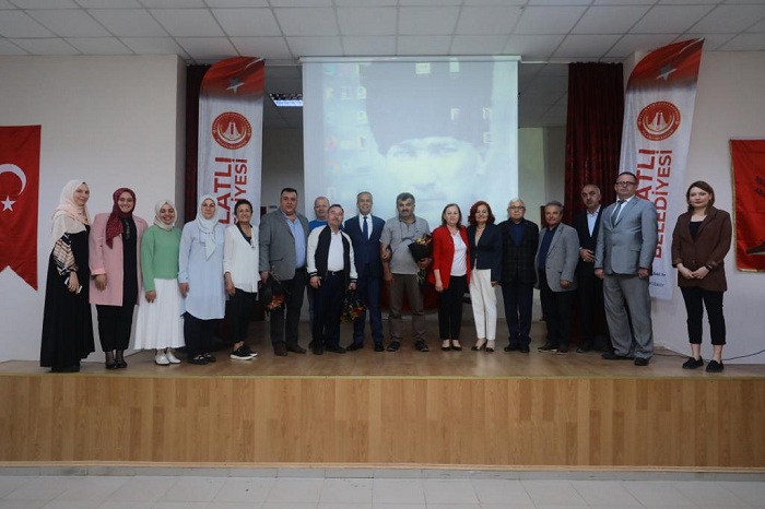 YKS ÖNCESİ EĞİTİM SEMİNERİNDE GENÇLER BAŞKANLARLA BULUŞTU