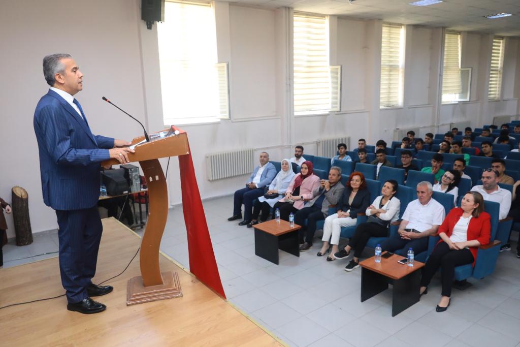 YKS ÖNCESİ EĞİTİM SEMİNERİNDE GENÇLER BAŞKANLARLA BULUŞTU