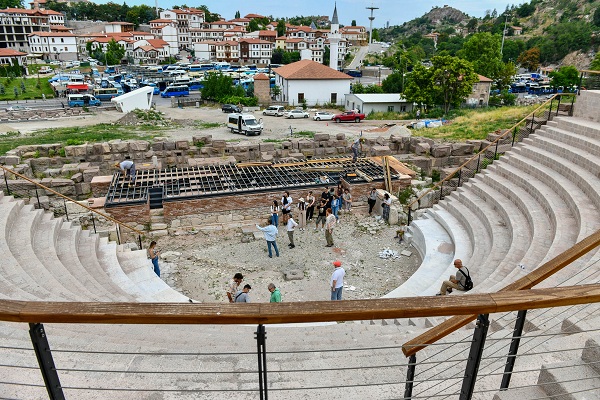 ROMA TİYATROSU’NUN KAPILARI ÜNİVERSİTELİ GENÇLERE AÇILDI