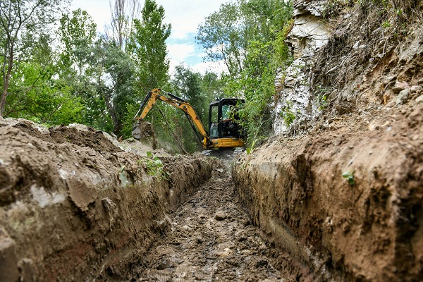 ANKARA BÜYÜKŞEHİRDEN TARIMA SULAMA KANALI TEMİZLİĞİ