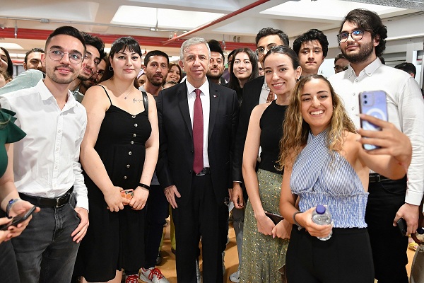 MANSUR YAVAŞ ÜNİVERSİTELİLERLE BİR ARAYA GELDİ