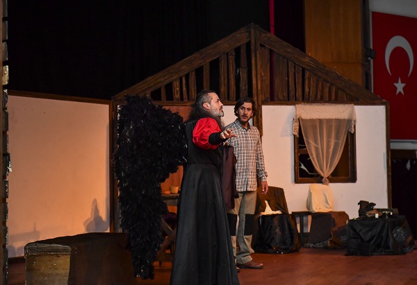 ALTINDAĞ GENÇLİK MERKEZİ TİYATRO EKİBİ ‘İNSAN NE İLE YAŞAR’ OYUNUNUN PRÖMİYERİNİ YAPTI