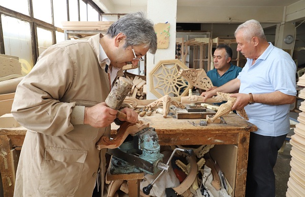 Ahşap oymacılığı mesleğini 43 yıldır büyük bir tutkuyla sürdürüyor