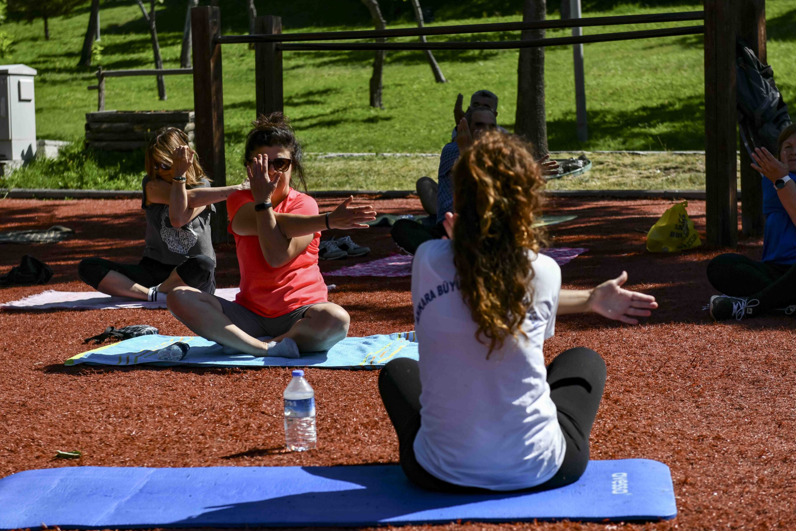 BAŞKENTLİLERDEN PARKLARDA SPORA YOĞUN İLGİ