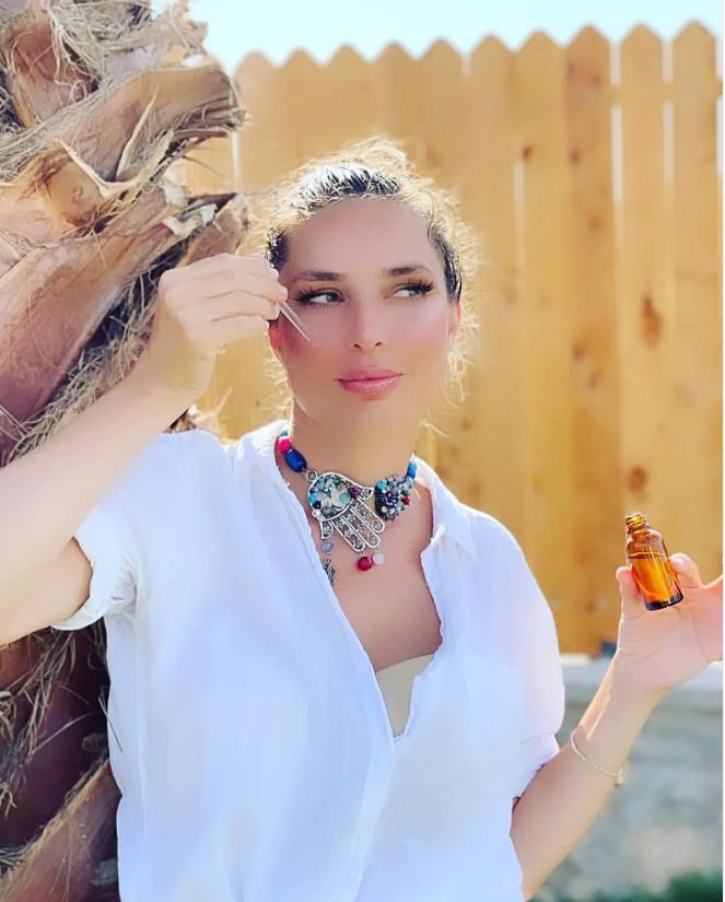 “HİÇ KOLAY OLMUYOR. BİR AVUÇ ÇİÇEĞİN ŞİFA DOLU BİR KAVANOZA DÖNÜŞMESİ”