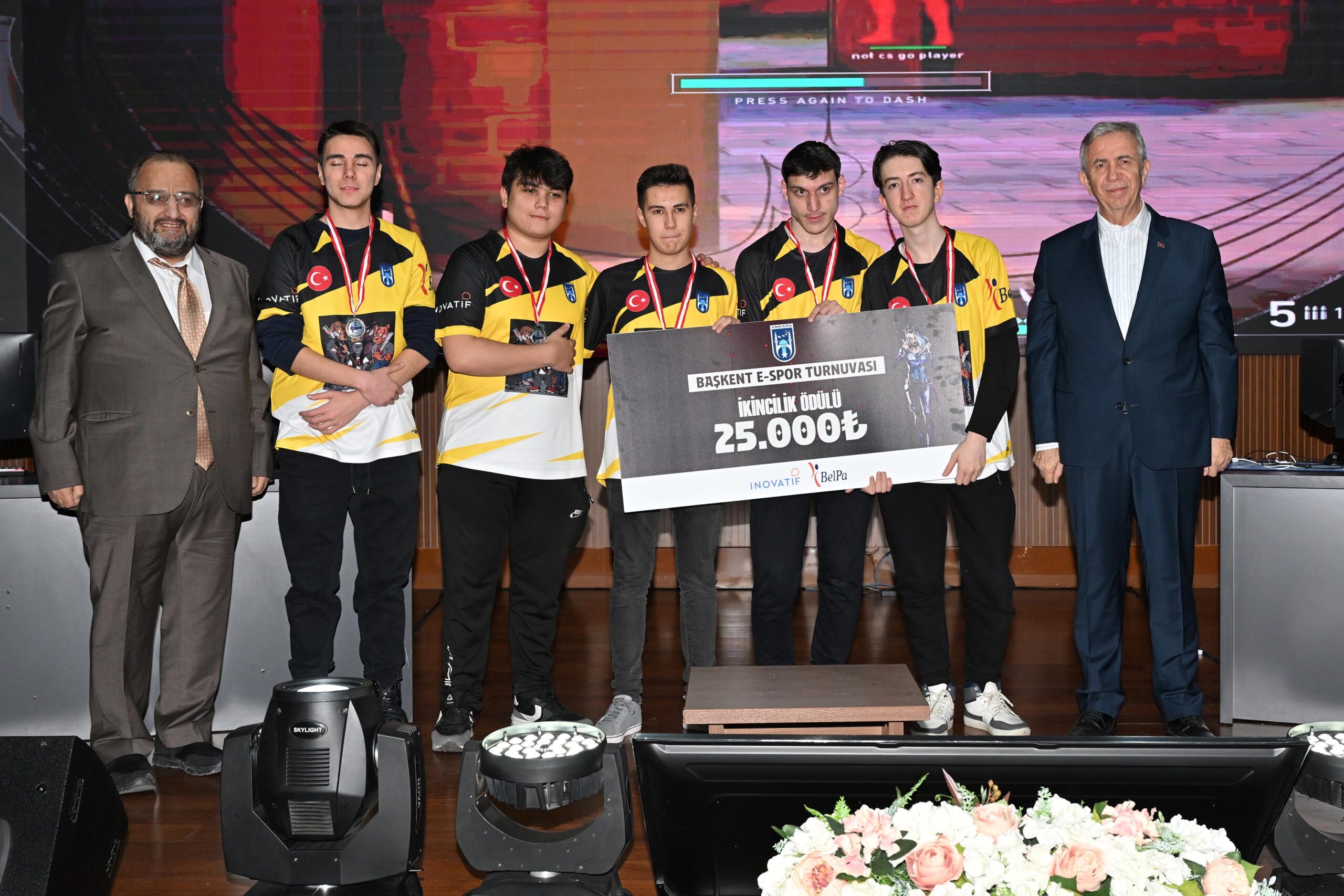 BAŞKENT E-SPOR TURNUVASINI KAZANAN TAKIMLAR ÖDÜLLERİNİ MANSUR YAVAŞ’TAN ALDI